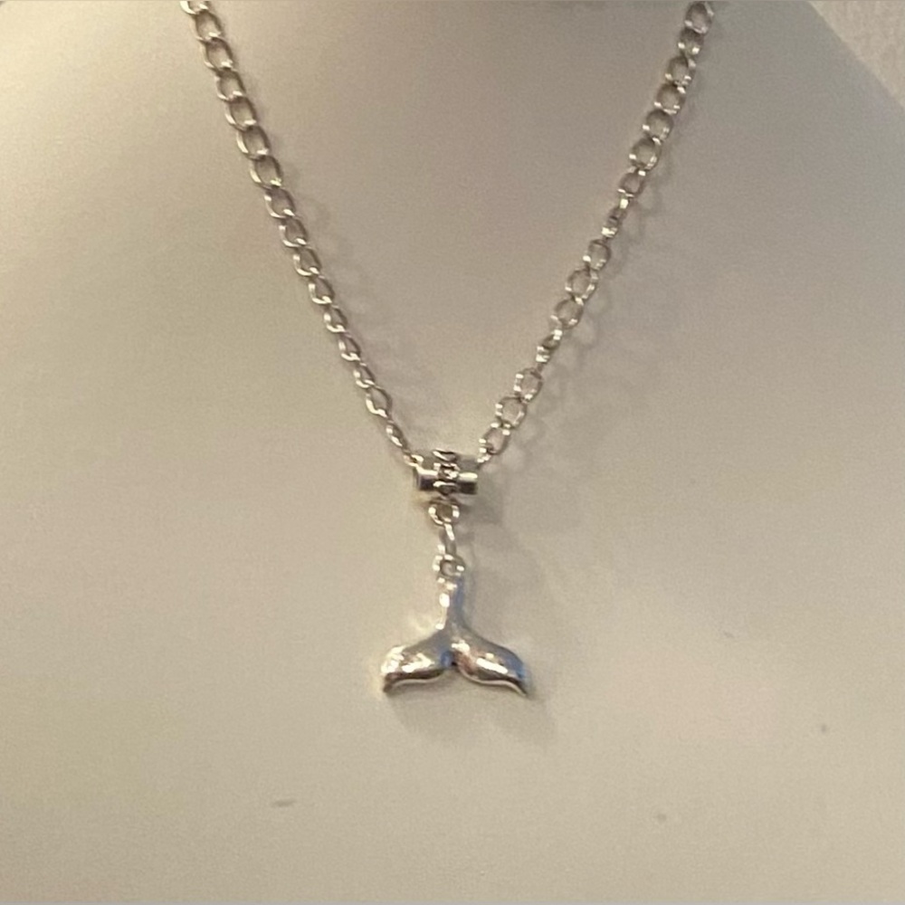 NEW Whale tail necklace